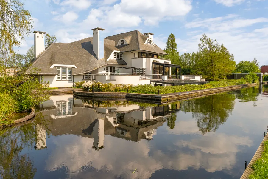 Exquisite Villa On The Lake